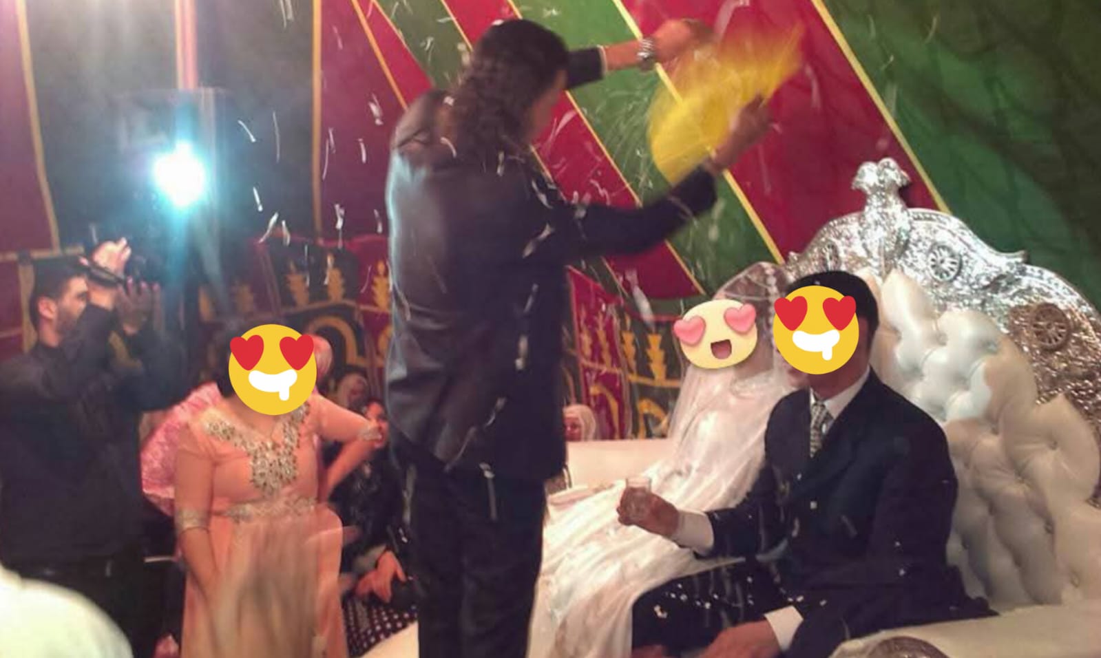 أنور ماجيك يقدم عرضاً سحرياً على المسرح في حفل زفاف